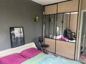Agréables chambres dans maison suspendue